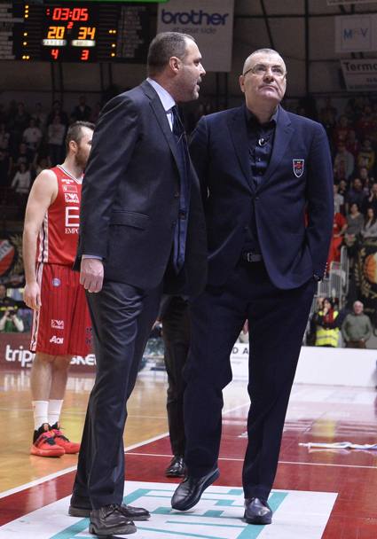 Il faccia a faccia tra Paolo Moretti (a sinistra) e Jasmin Repesa dopo l’espulsione dell’allenatore di Varese CIAMILLO